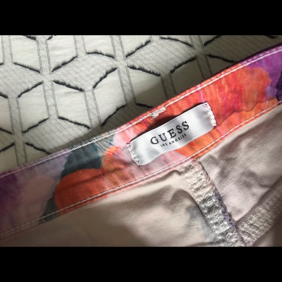 Guess short - Picture 1 of 2